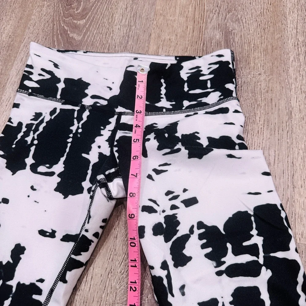 Alo Yoga Womens XS Black White Abstract Tie Dye‎ Cropped Active Capri Leggings